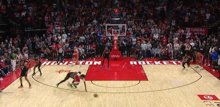 米乐官网-这是什么？锡安边线球直接发给空气失误 琼斯拼命救球但摔倒了